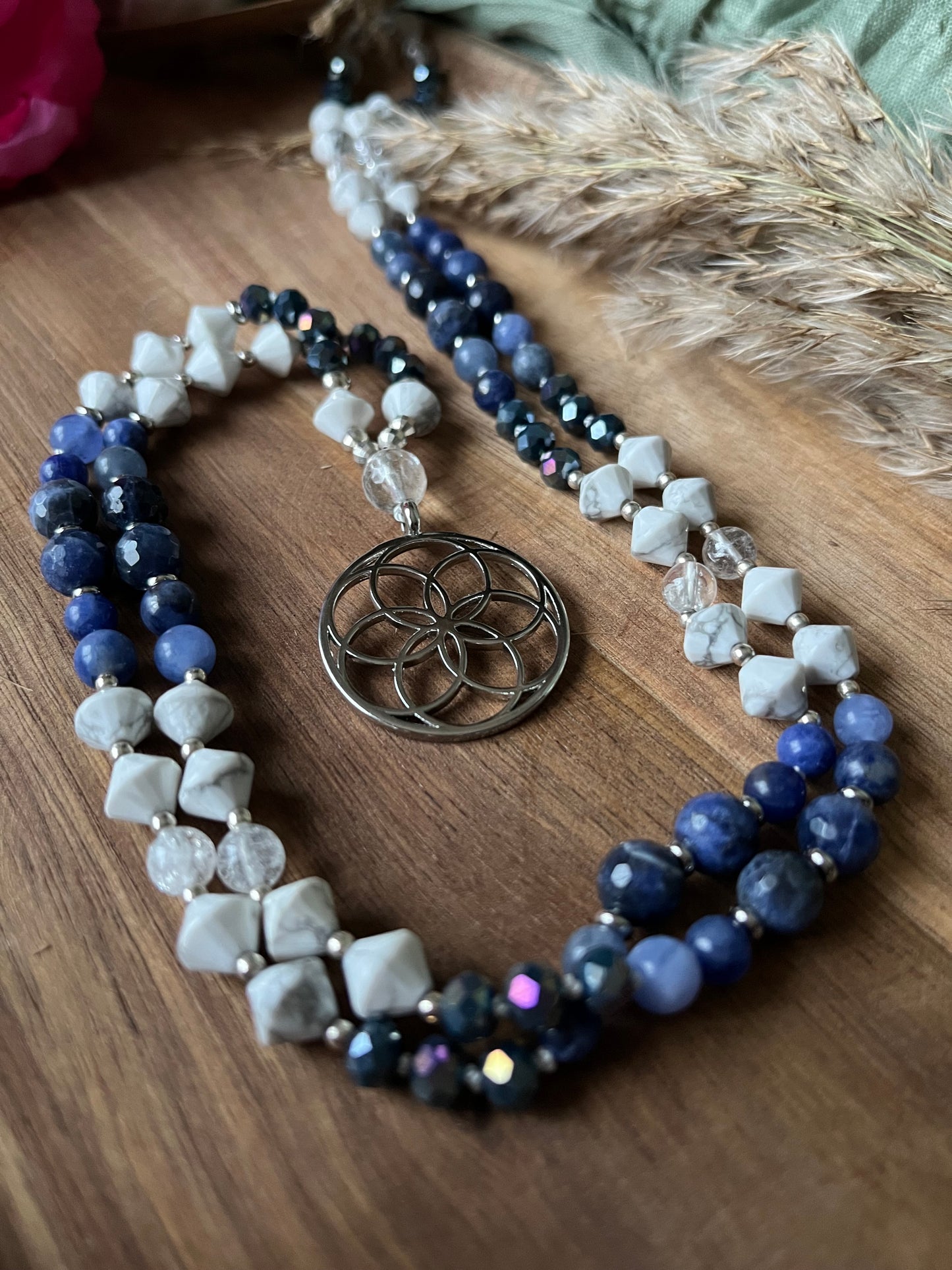 Mala « L’Âme Bleue » - APAISEMENT - CLARTÉ - EXPRESSION - Howlite - Sodalite - Cristal de roche