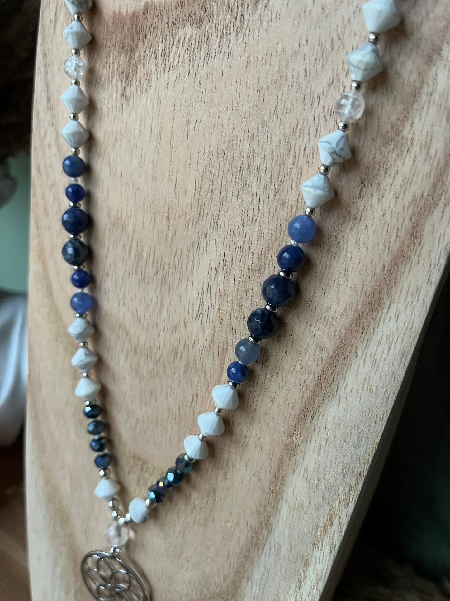 Mala « L’Âme Bleue » - APAISEMENT - CLARTÉ - EXPRESSION - Howlite - Sodalite - Cristal de roche