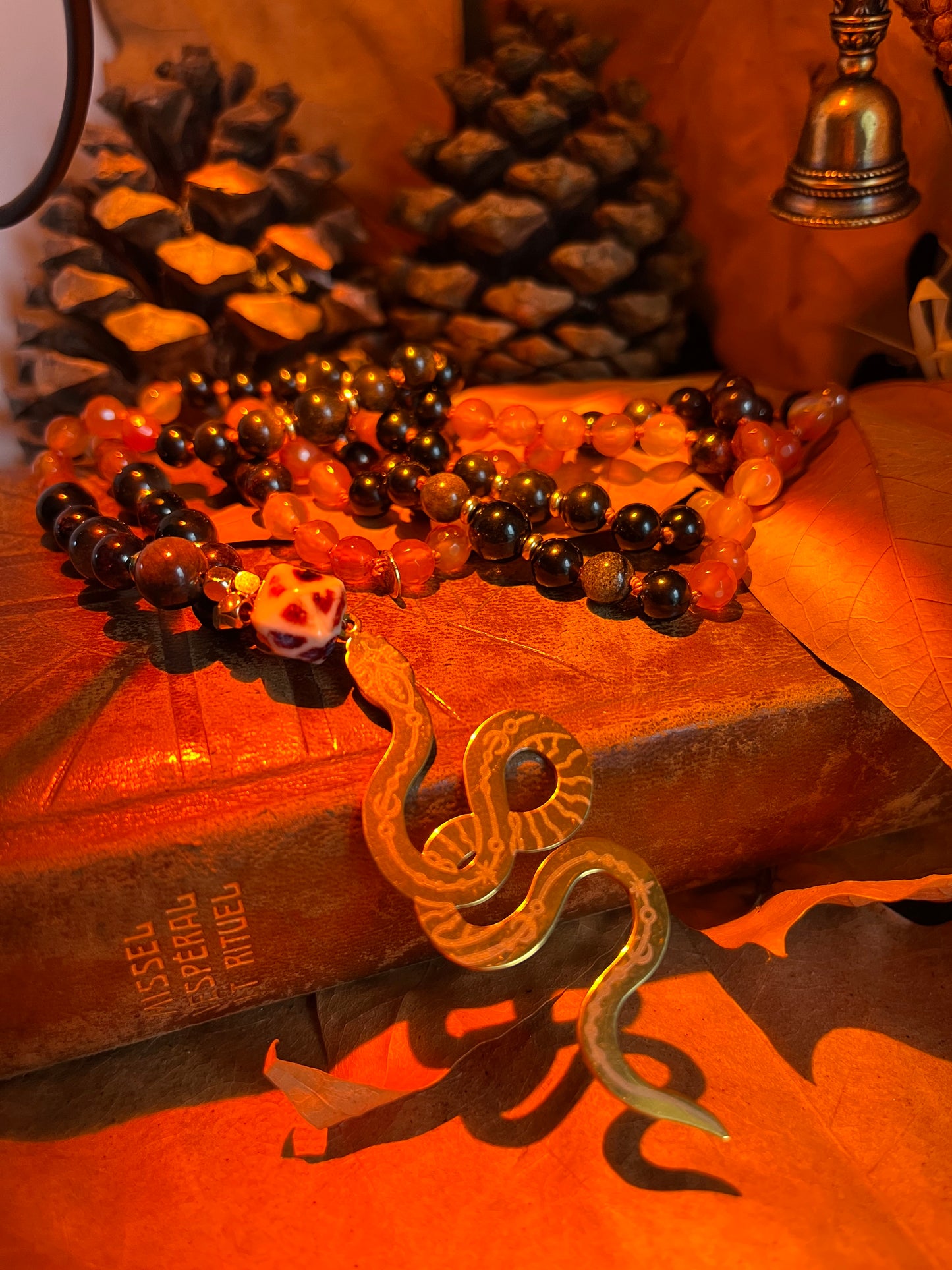 Mala “La Serpiente” – Mala espiritual en cornalina, obsidiana dorada y granate – Talismán de transformación y protección – Litoterapia 108