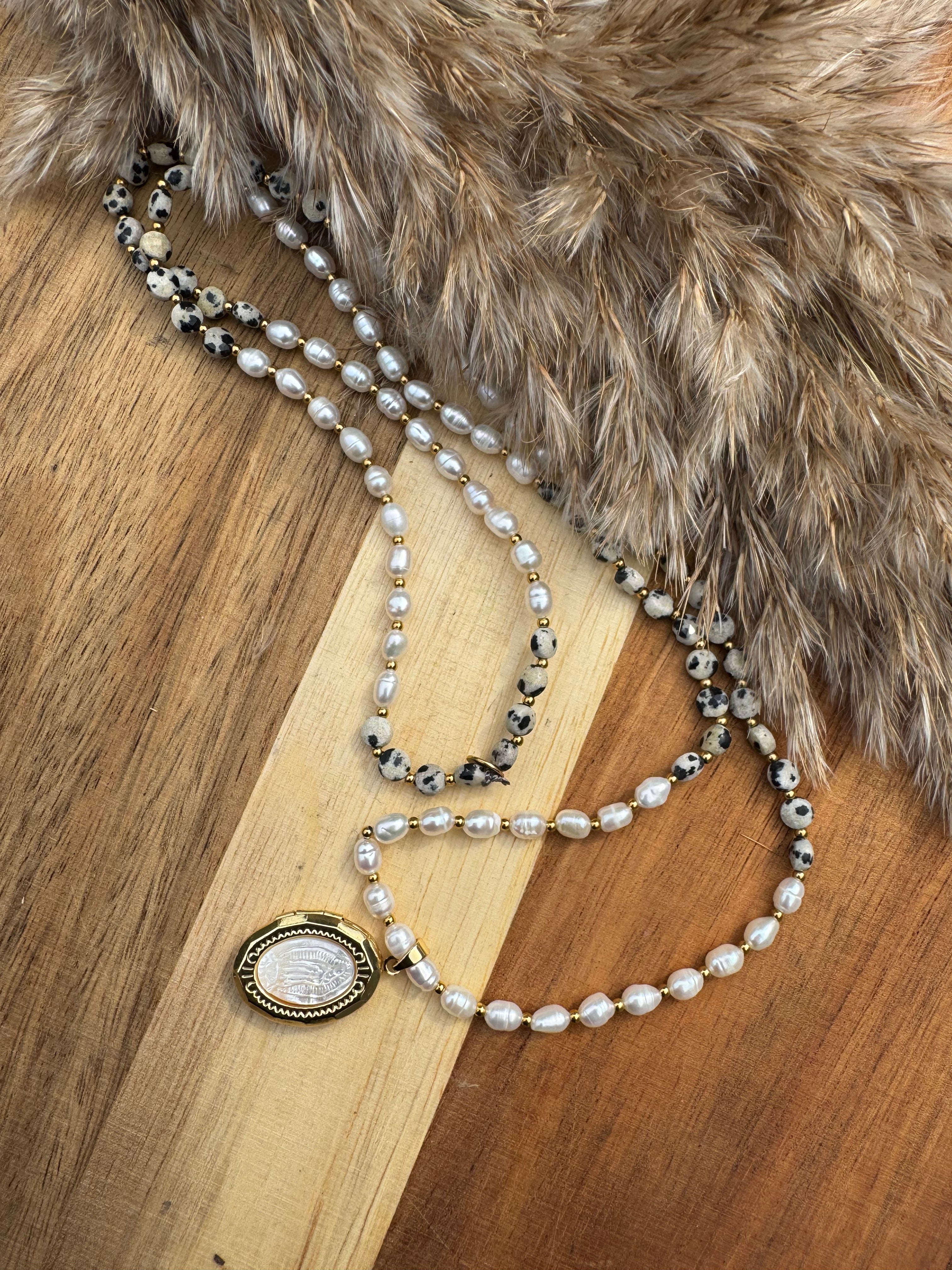 Collier long Vierge nacrée — Perles d’eau douce & Jaspe dalmatien
