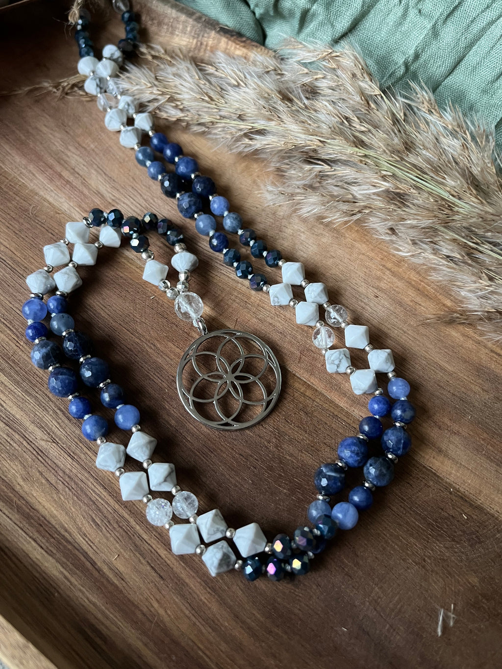 Mala « L’Âme Bleue » - APAISEMENT - CLARTÉ - EXPRESSION - Howlite - Sodalite - Cristal de roche