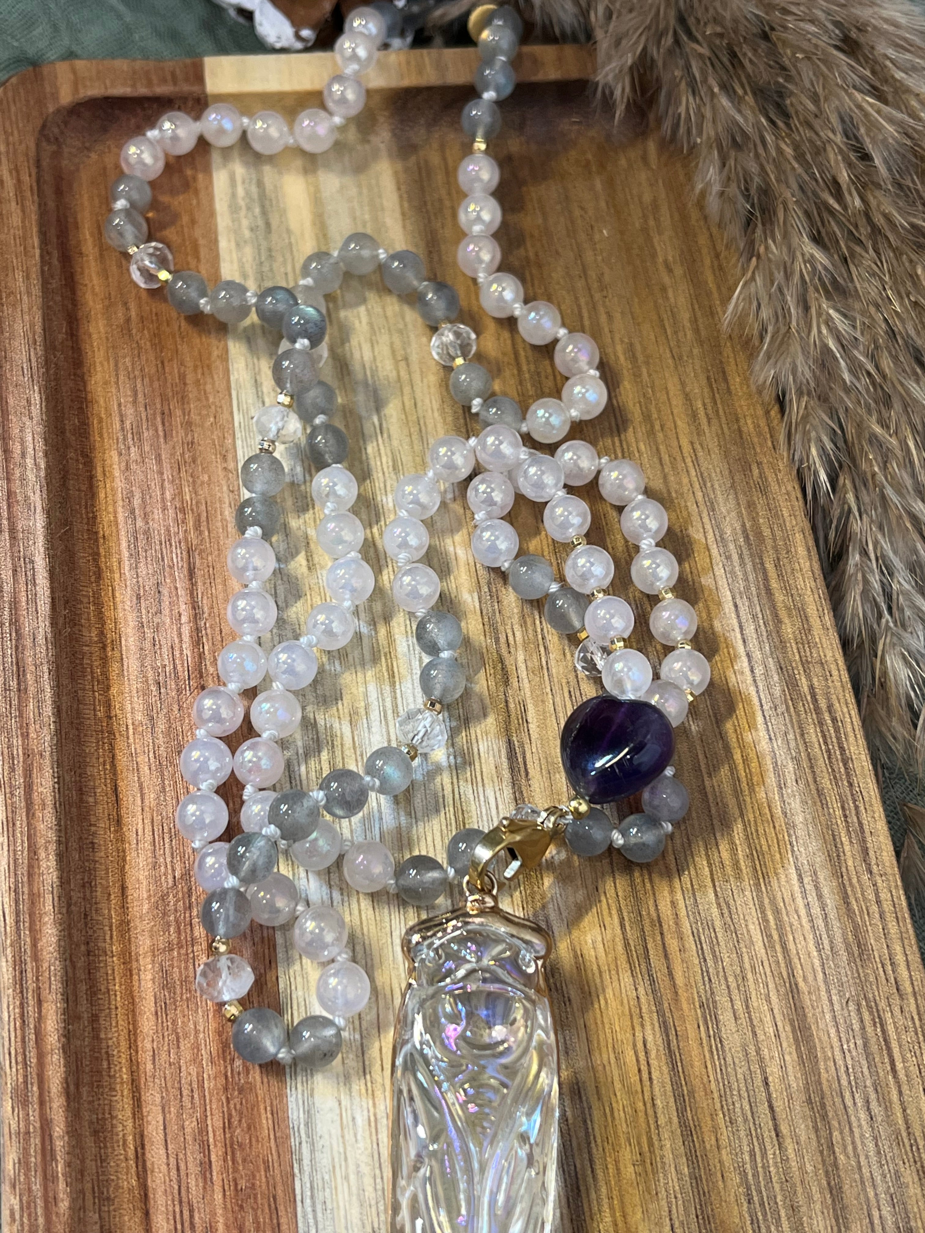 Mala “Larmes d’Aurore”  -  GUÉRISON DU COEUR - ÉLÉVATION ÉMOTIONNELLE - LUMIÈRE INTÉRIEURE - Quartz rose aura • Labradorite • Cristal de roche • Améthyste