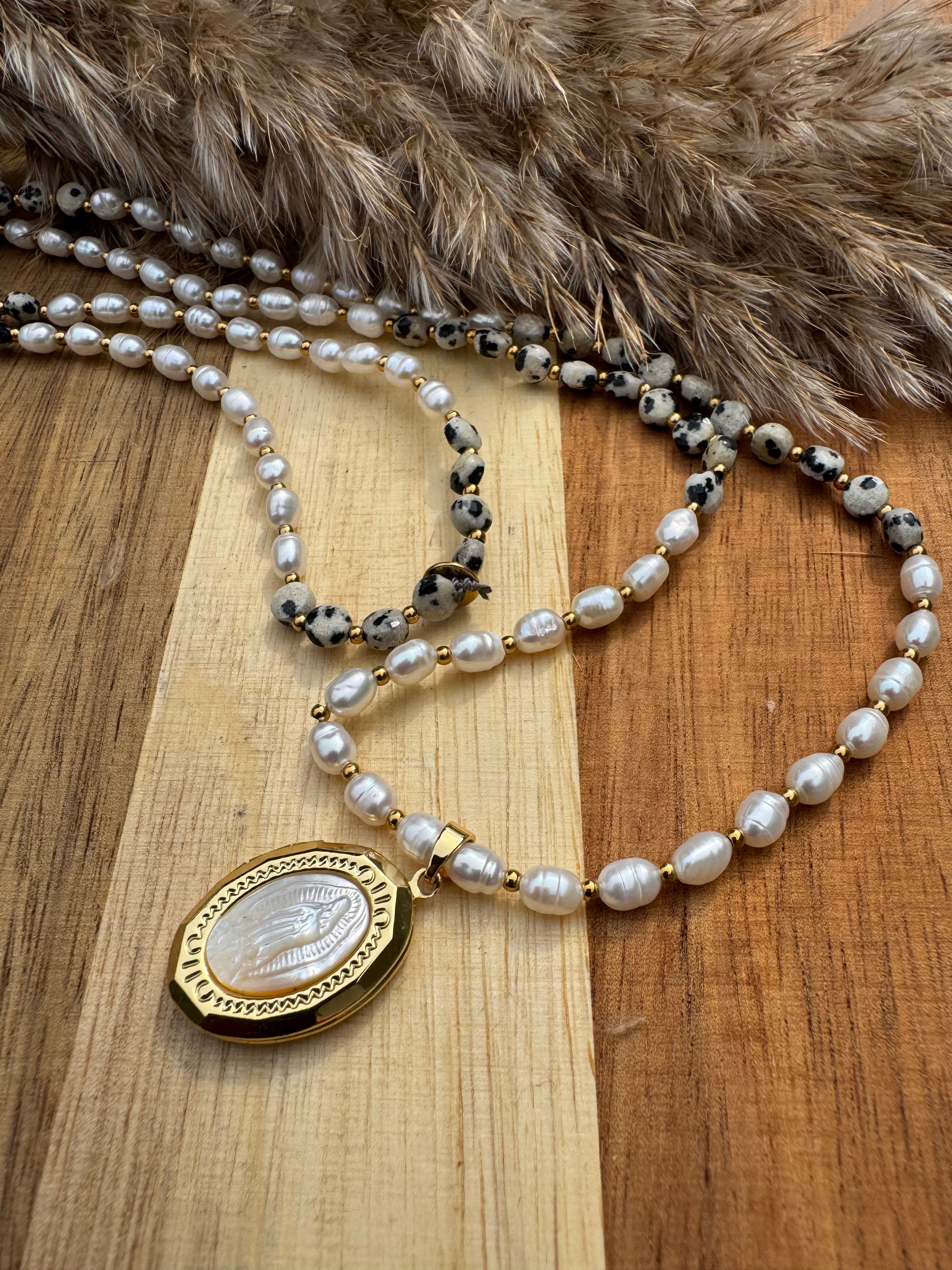 Collier long Vierge nacrée — Perles d’eau douce & Jaspe dalmatien