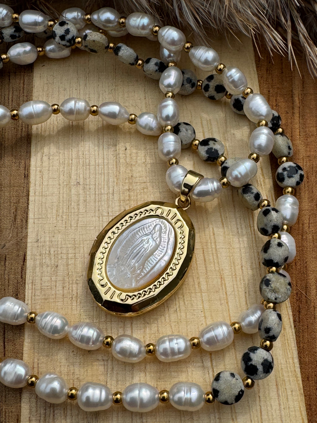 Collier long Vierge nacrée — Perles d’eau douce & Jaspe dalmatien