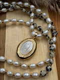 Collier long Vierge nacrée — Perles d’eau douce & Jaspe dalmatien