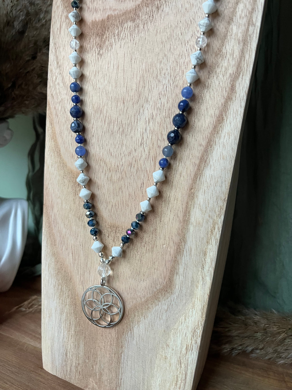 Mala « L’Âme Bleue » - APAISEMENT - CLARTÉ - EXPRESSION - Howlite - Sodalite - Cristal de roche