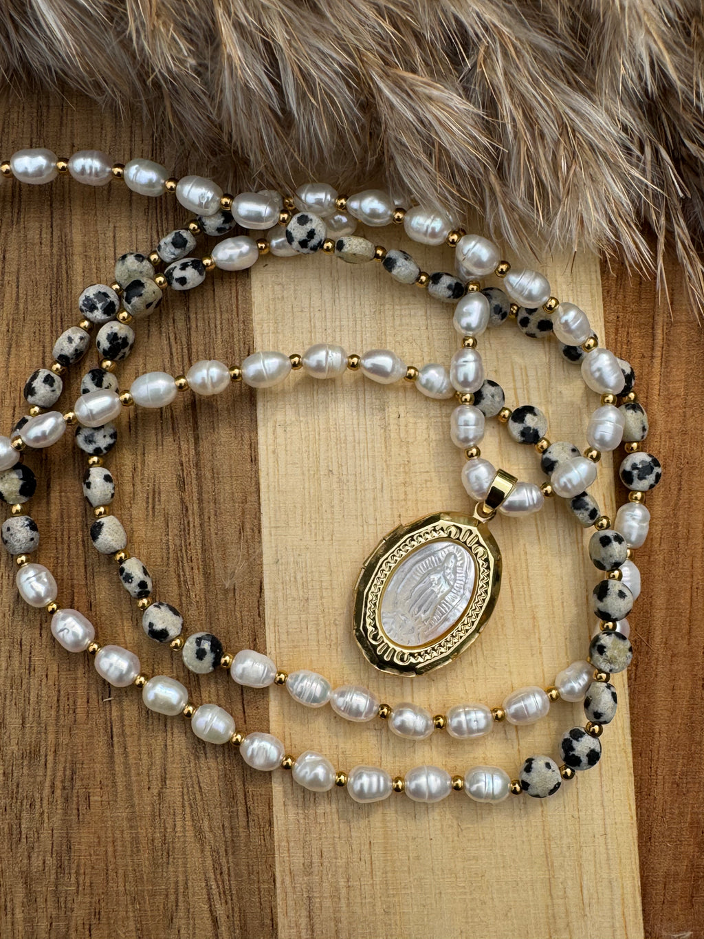 Collier long Vierge nacrée — Perles d’eau douce & Jaspe dalmatien
