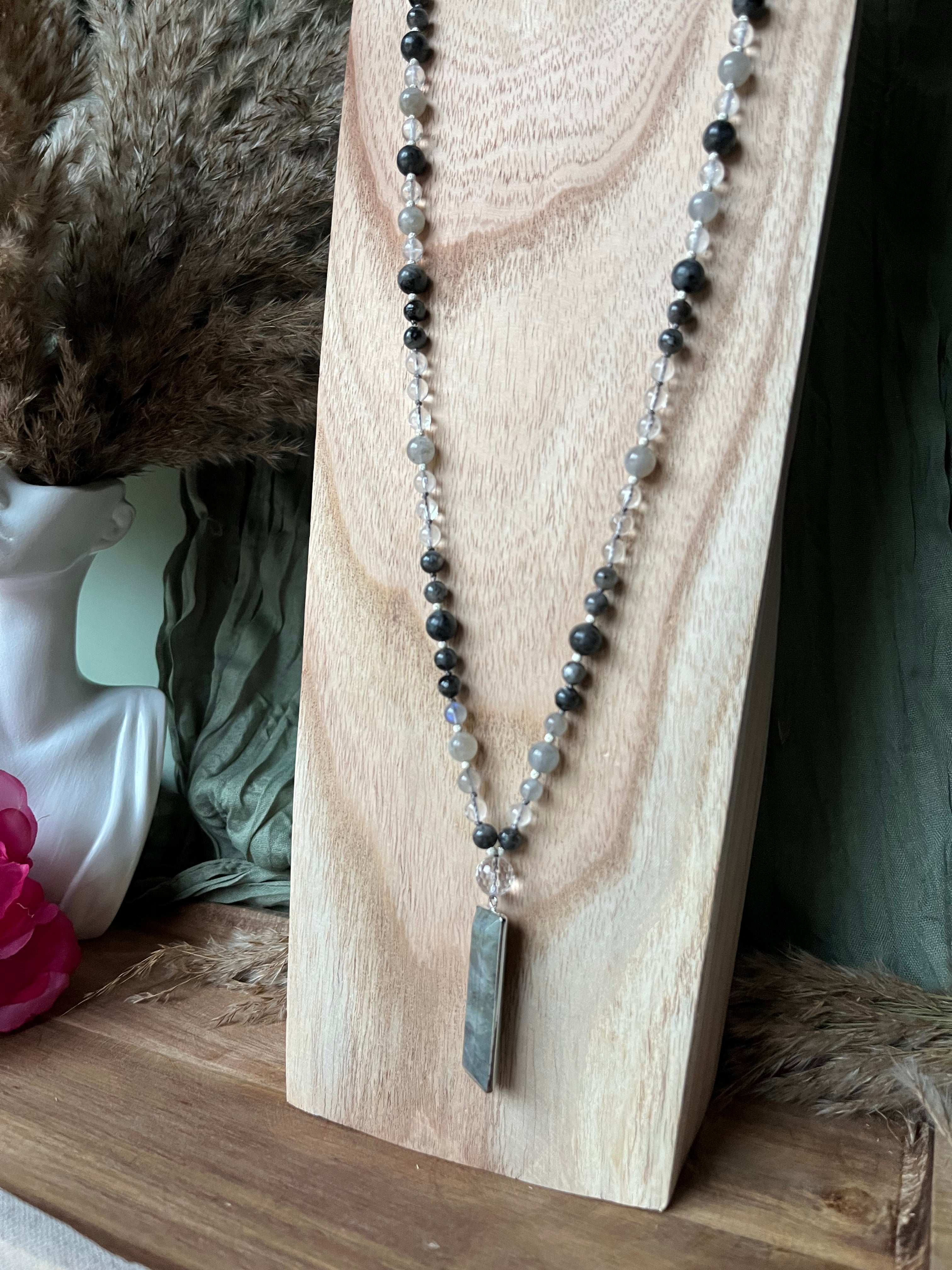 Mala « Éclipse d’Âme » - PROTECTION PROFONDE - INTUITION ÉVEILLÉE - CLARTÉ INTÉRIEURE - Labradorite - Labradorite noire - Cristal de roche