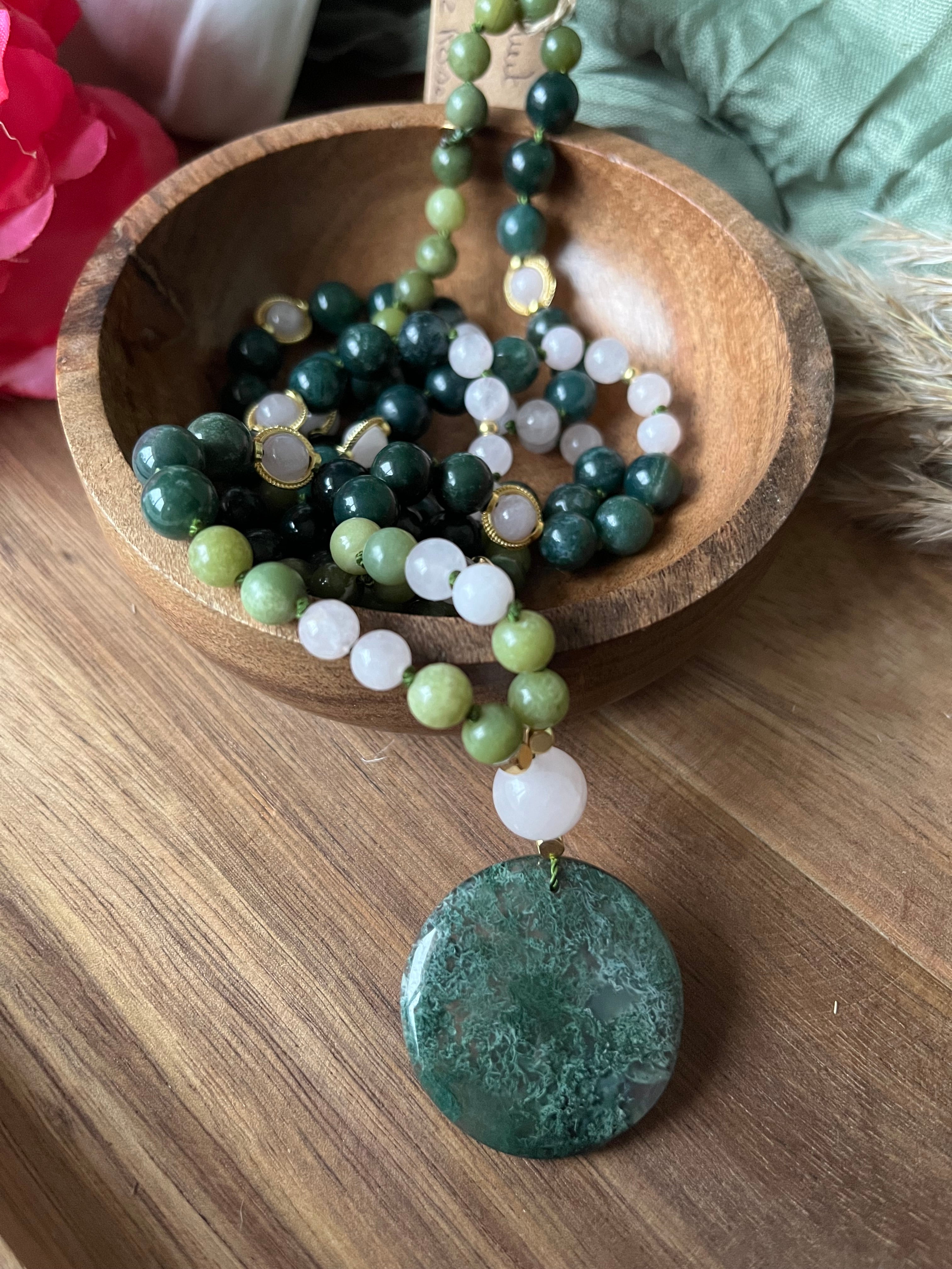 Mala « Voix de la Terre Rose » - ANCRAGE - DOUCEUR - HARMONIE - Jade vert - Agate mousse - Quartz Rose