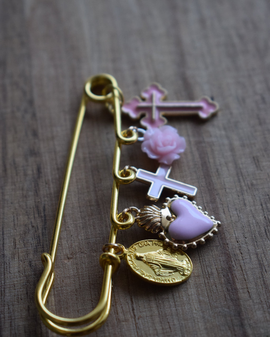 Broche religieuse doré