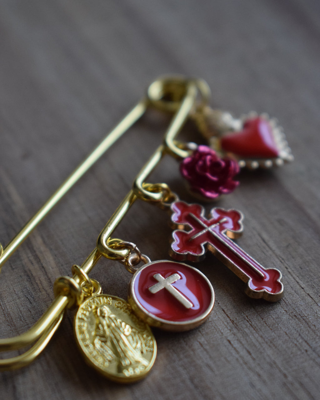 Broche religieuse doré