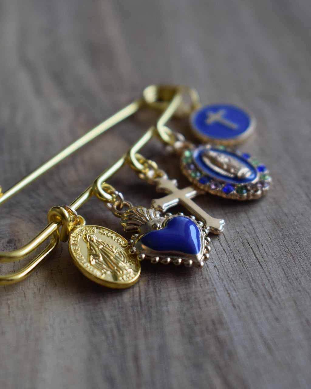 Broche religieuse doré