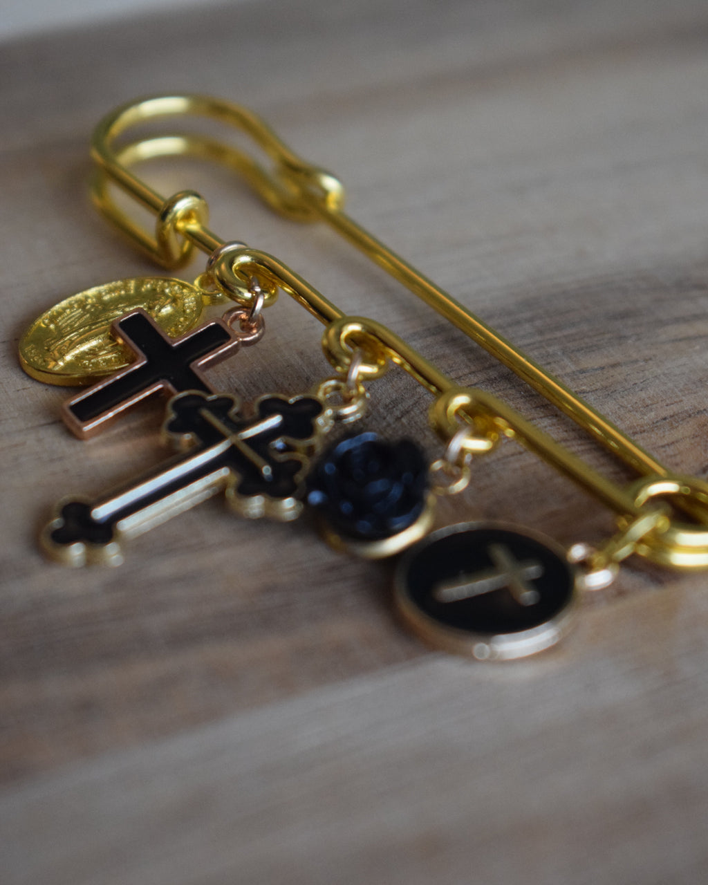 Broche religieuse doré
