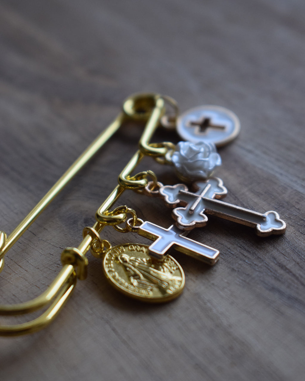 Broche religieuse doré