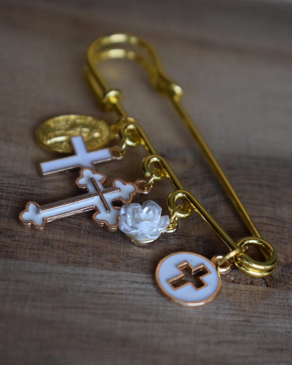 Broche religieuse doré