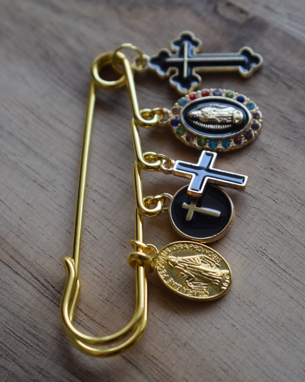 Broche religieuse doré