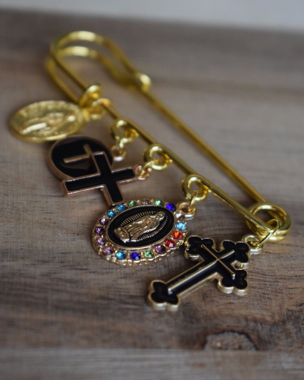 Broche religieuse doré