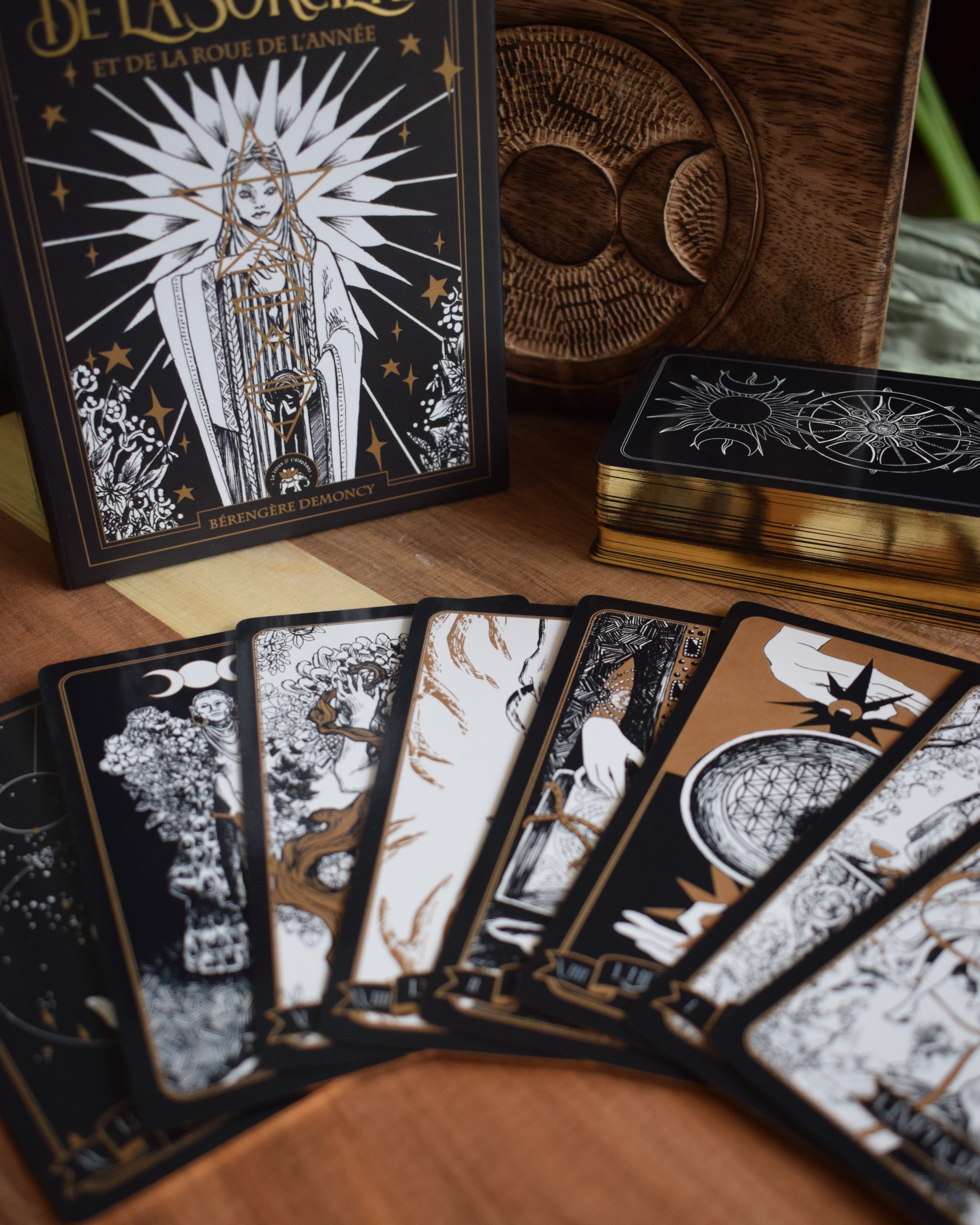 TAROT DE LA SOCIÈRE ET DE LA ROUE DE L'ANNÉE