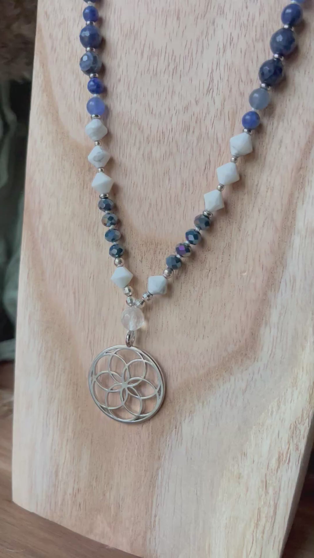 Mala « L’Âme Bleue » - APAISEMENT - CLARTÉ - EXPRESSION - Howlite - Sodalite - Cristal de roche